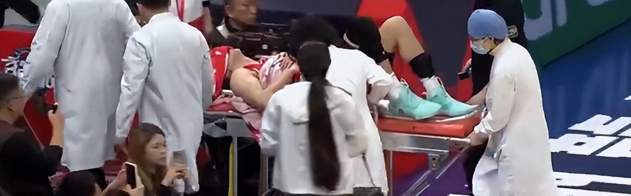 体育娱乐-退役X因素？郭艾伦左膝受伤捂脸沮丧 近三年仅打21场合同也将到期