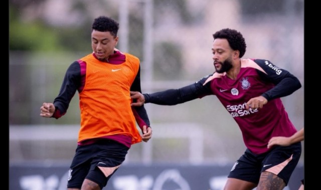 官方网站-重聚！曼联球迷号社媒晒德佩、林加德在科林蒂安训练照片