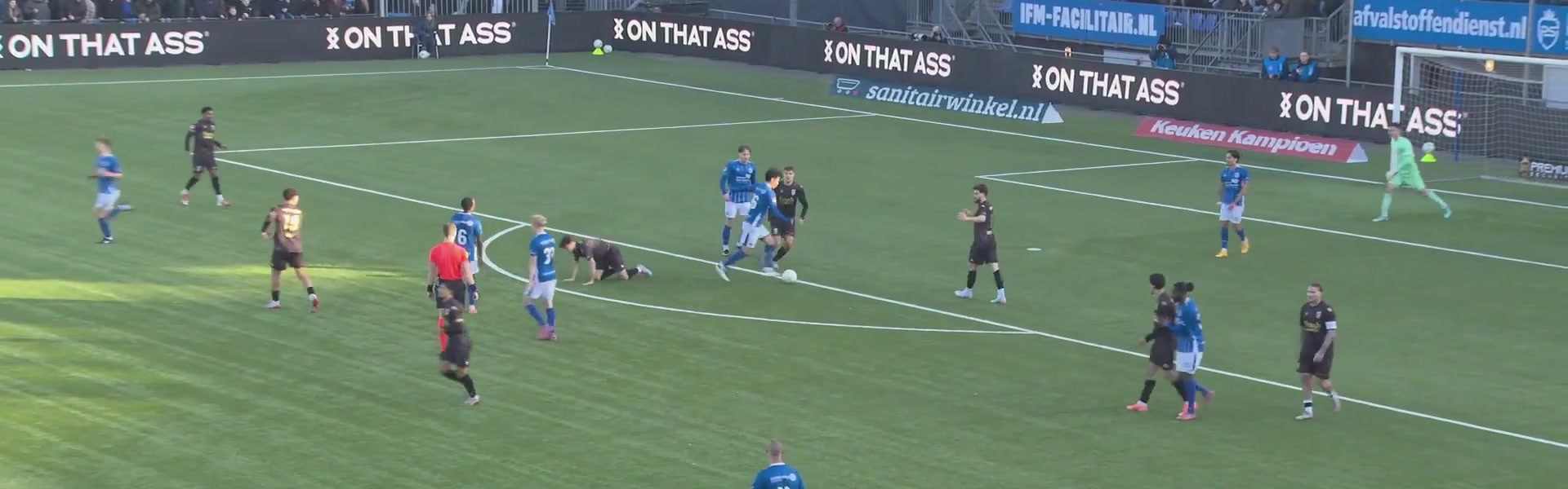 kaiyun sports-名场面！王博豪哨响后射门引冲突，与对手互拽球衣，主裁连出6黄