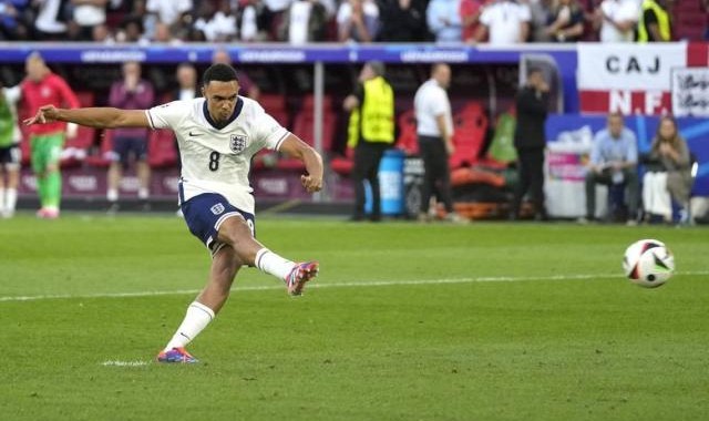 在线体育-亚历山大-阿诺德：5罚出场是我的宿命，我享受得很