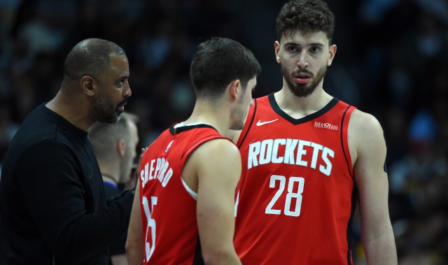 放空申京&amp;阿门5米！申谢两个防守黑洞 打火箭包夹KD先赢一半？