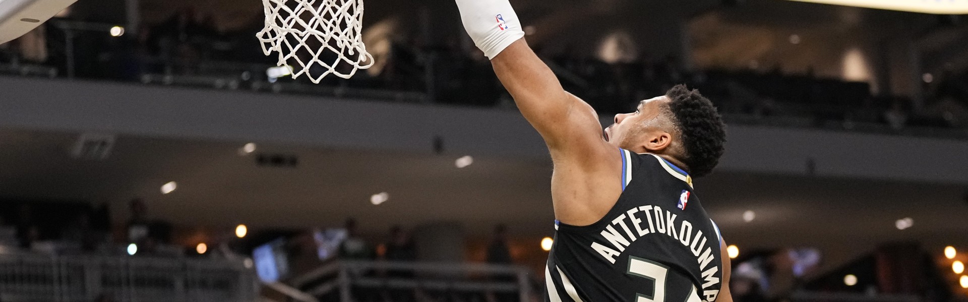 根本扛不住！字母哥背打奥孔武反身爆扣&amp;冲击后者再打2+0