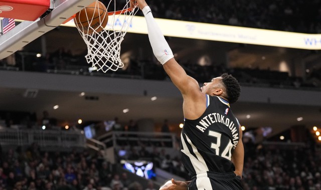 根本扛不住！字母哥背打奥孔武反身爆扣&amp;冲击后者再打2+0