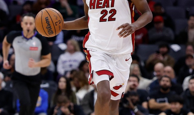 体育平台-下半场又没机会了！维金斯9中6拿14分6板3助3断 上半场拿到11分