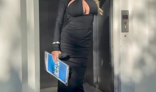 危险行为❌卡里乌斯妻子大胆着装电梯口摆拍，被电梯门夹略显尴尬